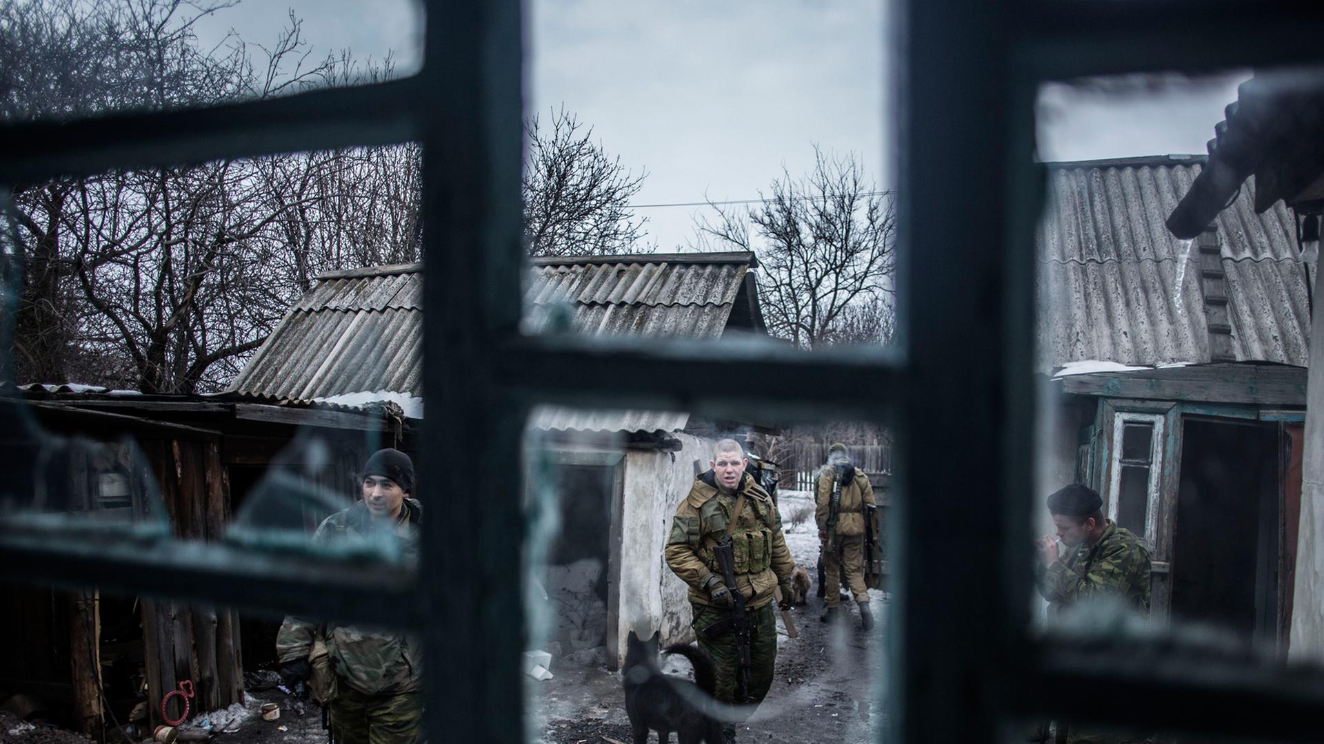 Pro-russische Separatisten auf Patrouille in der Region Donezk. Pro-russische Separatisten auf Patrouille in der Region Donezk.