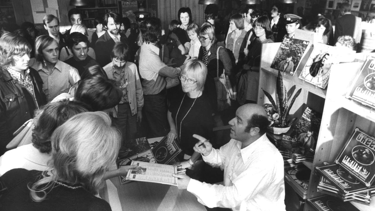 Manfred Krug gibt 1974 in der Buchhandlung "Internationale Buch" am Alexanderplatz in Ost-Berlin eine Autogrammstunde.