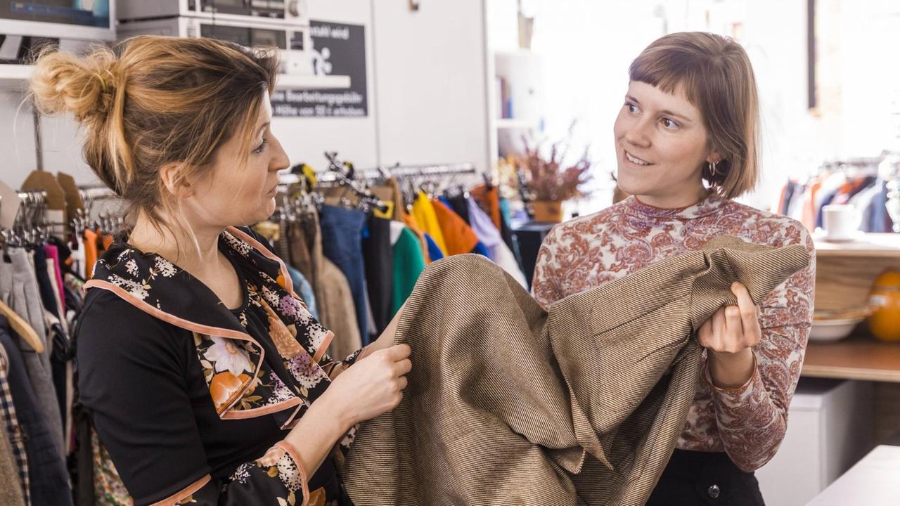 Two women in a second hand shop model released Symbolfoto property released PUBLICATIONxINxGERxSUIxAUTxHUNxONLY TCF05301
Two Women in a Second Hand Shop Model released Symbolic image Property released PUBLICATIONxINxGERxSUIxAUTxHUNxONLY TCF05301 Two women in a second hand shop model released Symbolfoto property released PUBLICATIONxINxGERxSUIxAUTxHUNxONLY TCF05301
Two Women in a Second Hand Shop Model released Symbolic image Property released PUBLICATIONxINxGERxSUIxAUTxHUNxONLY TCF05301