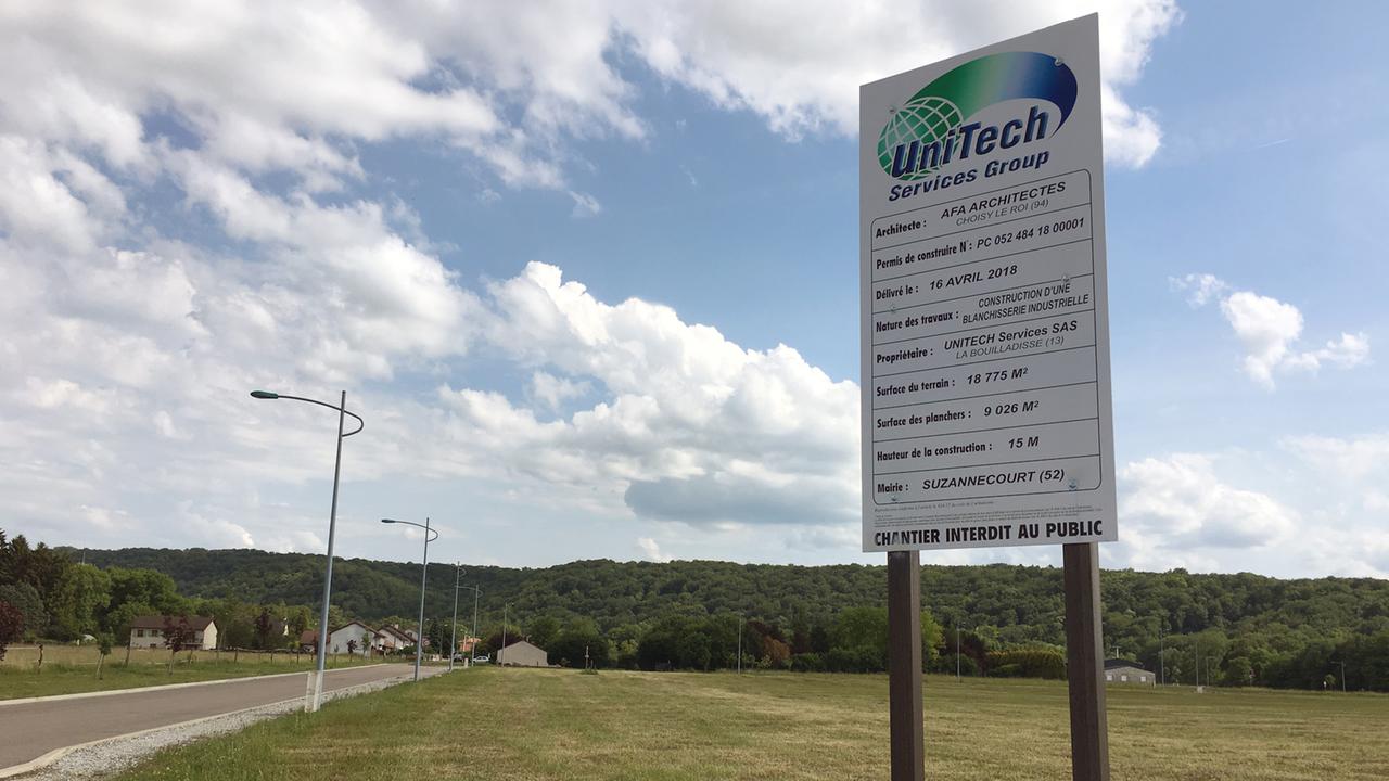 "UniTech"-Schild auf einer Wiese im kleinen Ort Suzannecourt nicht weit von Bure
