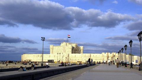 Blick auf das Fort Kait Bey in Alexandria. Der Mamluken-Sultan Kait Bey ließ die dreistöckige Festung 1477 bei einem Besuch in Alexandria erbauen.