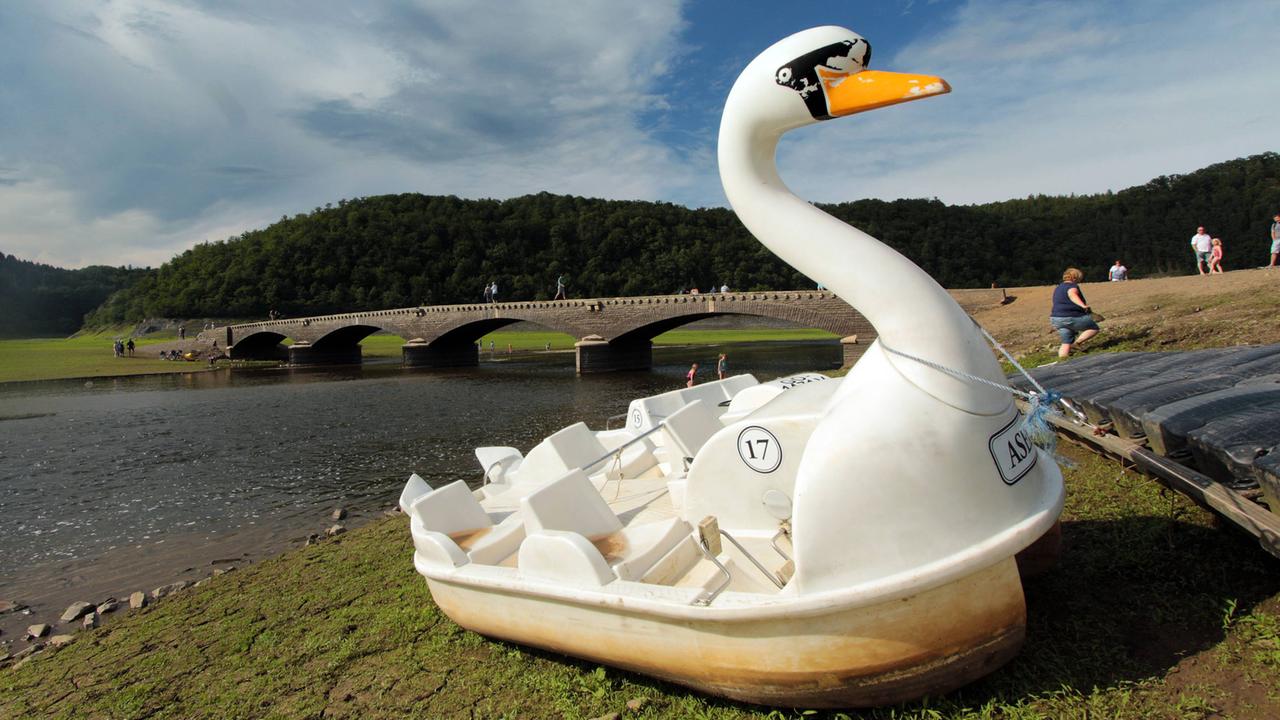 Rekord Tiefstand beim Wasserpegel des Edersee s sorgt dafür, dass Urlauber und Tagesbesucher zur freigelegten Brücke von Asel strömen, die normalerweise weit unter dem Wasserspiegel des See s liegt und erst im Herbst wieder auftaucht. Im Volksmund werden die versunkenen Dörfer Asel und Berich als Edersee Atlantis bezeichnet. Noch nie war das Edersee Atlantis so früh im Sommer sichtbar. Nationalpark Kellerwald, Kreis Waldeck Frankenberg, Hessen, Deutschland: Spaziergängerin unterwegs am Seegrund Rekord Tiefstand beim Wasserpegel des Edersee s sorgt dafür, dass Urlauber und Tagesbesucher zur freigelegten Brücke von Asel strömen, die normalerweise weit unter dem Wasserspiegel des See s liegt und erst im Herbst wieder auftaucht. Im Volksmund werden die versunkenen Dörfer Asel und Berich als Edersee Atlantis bezeichnet. Noch nie war das Edersee Atlantis so früh im Sommer sichtbar. Nationalpark Kellerwald, Kreis Waldeck Frankenberg, Hessen, Deutschland: Spaziergängerin unterwegs am Seegrund
