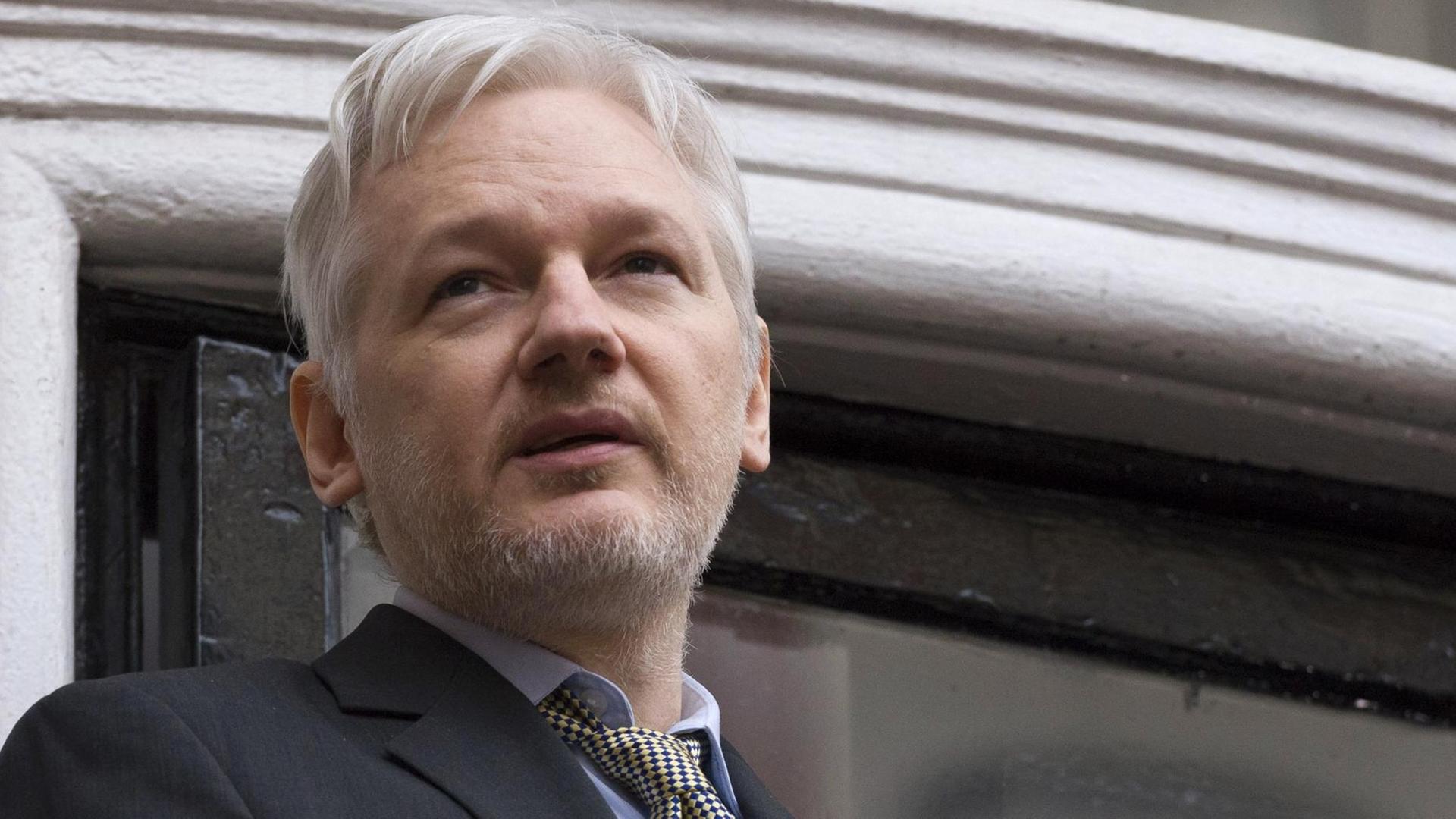 Julian Assange auf dem Balkon der ecuadorianischen Botschaft in London. Julian Assange auf dem Balkon der ecuadorianischen Botschaft in London.