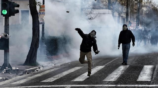 Demonstranten in Athen werfen Steine auf Polizisten.