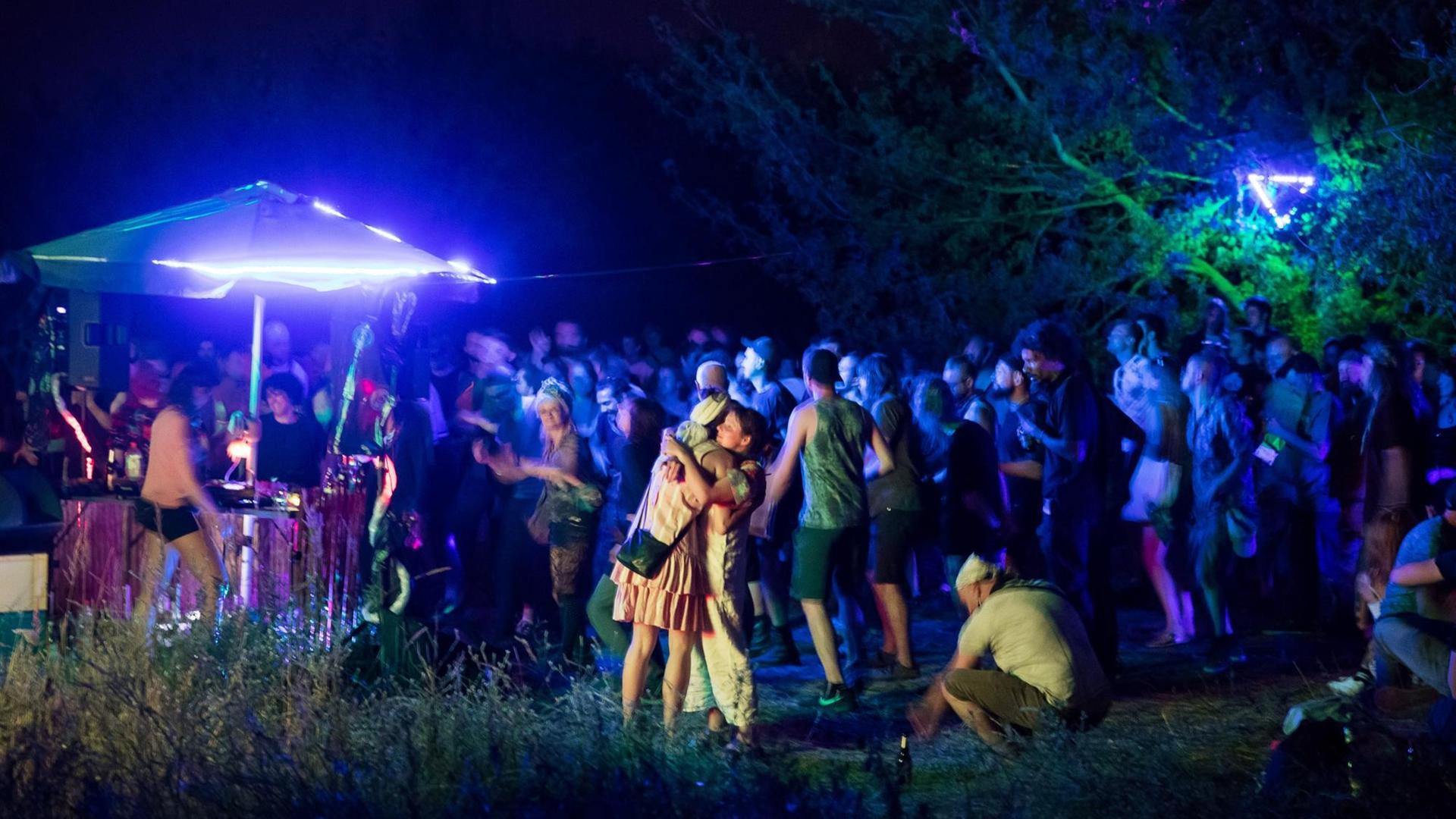 Junge Menschen feiern nachts eine Outdoor-Party in Berlin-Marzahn. Junge Menschen feiern nachts eine Outdoor-Party in Berlin-Marzahn.