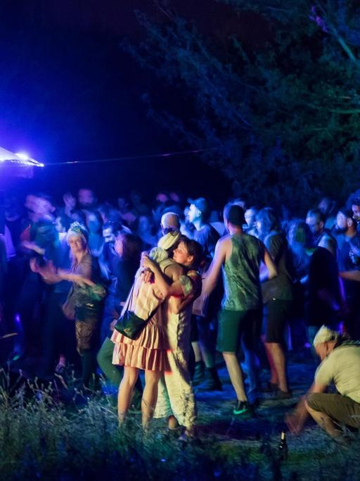 Junge Menschen feiern nachts eine Outdoor-Party in Berlin-Marzahn.