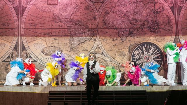 Bühnenbild der Operette "Candide" am Münchener Gärtnerplatztheater