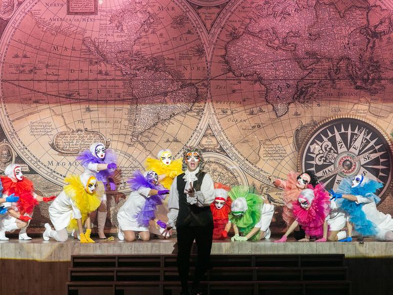 Bühnenbild der Operette "Candide" am Münchener Gärtnerplatztheater