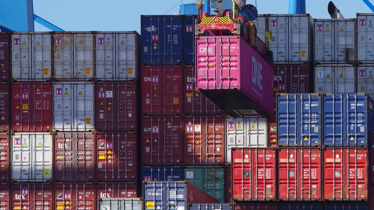 Güter- und Containerumschlag im Hamburger Hafen Hafen.