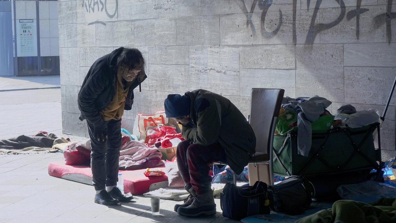 Die Zahl der Wohnungslosen steigt in Deutschland an, genaue Zahlen liegen nicht vor, nur Schätzungen. Obdachlose am S-Bahnhof Tempelhofer Damm. Die Zahl der Wohnungslosen steigt in Deutschland an, genaue Zahlen liegen nicht vor, nur Schätzungen. Obdachlose am S-Bahnhof Tempelhofer Damm.