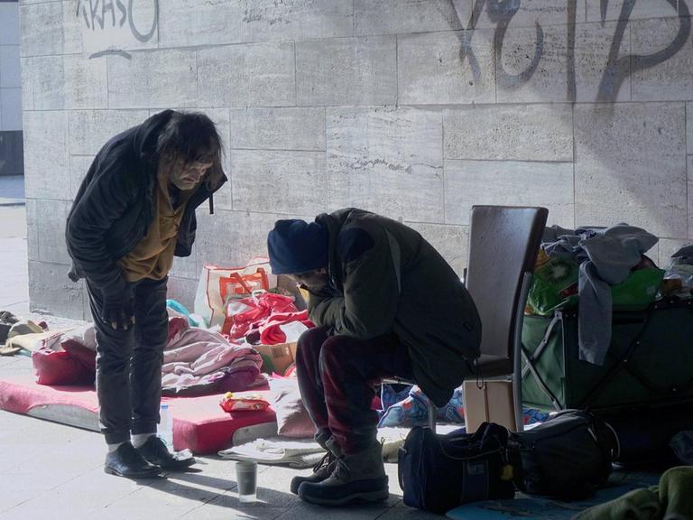 Die Zahl der Wohnungslosen steigt in Deutschland an, genaue Zahlen liegen nicht vor, nur Schätzungen. Obdachlose am S-Bahnhof Tempelhofer Damm.
