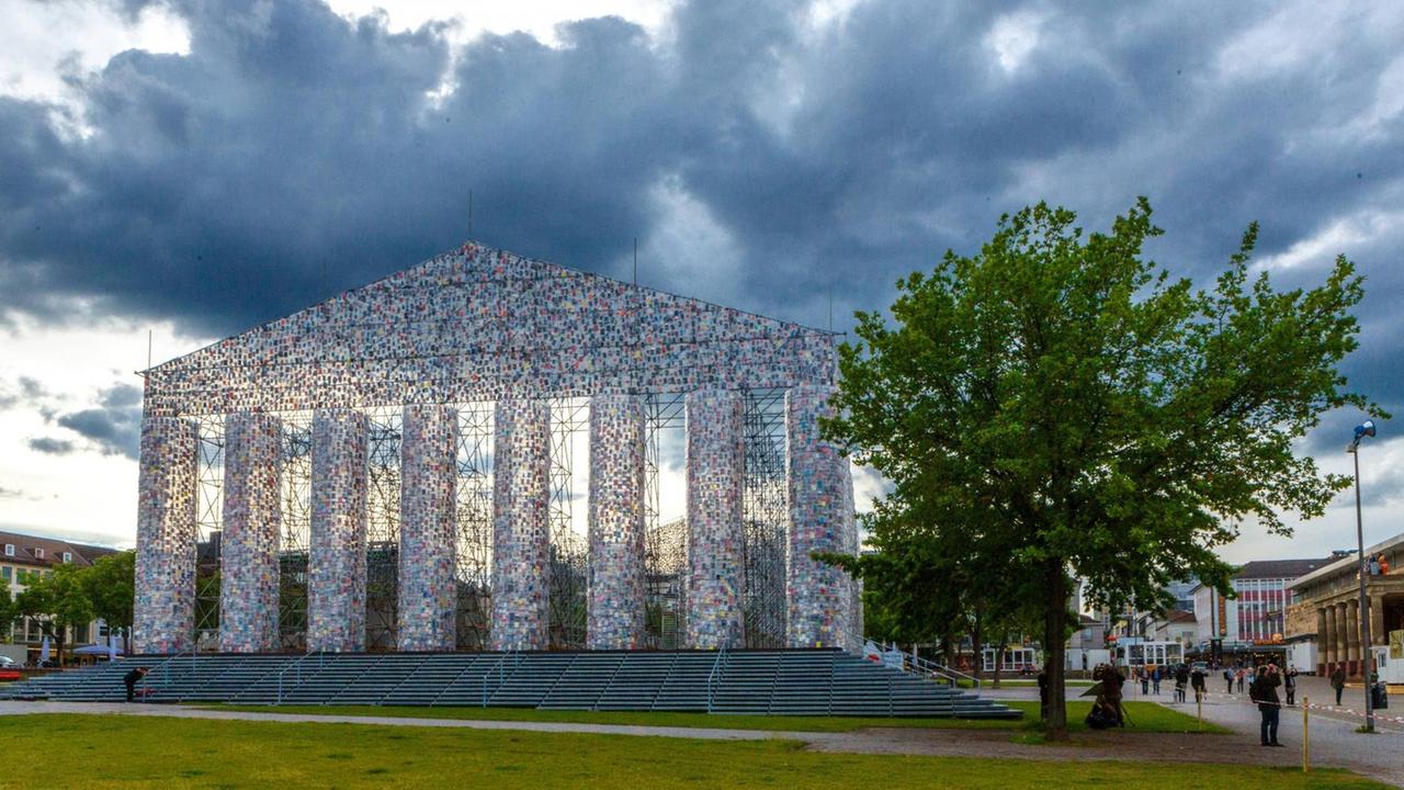 Blick auf das Kunstwerk "Parthenon der Bücher" der argentinischen Künstlerin Marta Minujin in Kassel. 