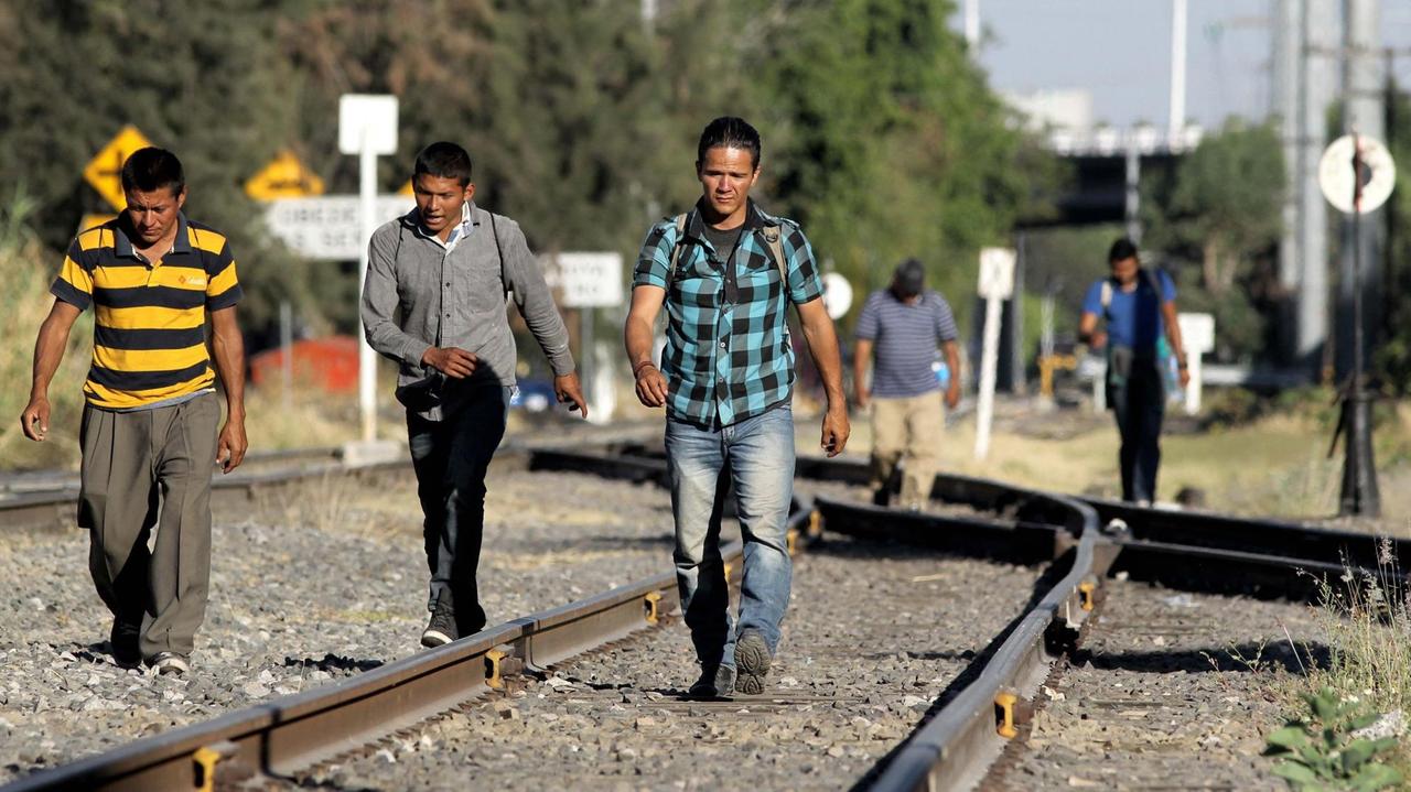 Migranten aus Zentralamerika laufen bei Guadalajara im Norden Mexikos entlang der Zuggleise in Richtung US-amerikanischer Grenze Migranten aus Zentralamerika laufen bei Guadalajara im Norden Mexikos entlang der Zuggleise in Richtung US-amerikanischer Grenze