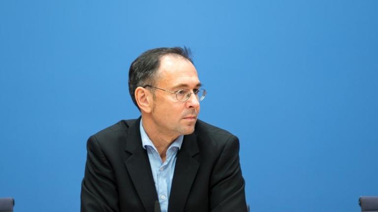 Andreas Zick, Leiter des Instituts für interdisziplinäre Konflikt- und Gewaltforschung an der Uni Bielefeld am 05.01.2015 bei einer Pressekonferenz in Berlin zu Möglichkeiten des Umgangs mit der "Pegida"-Bewegung. Andreas Zick, Leiter des Instituts für interdisziplinäre Konflikt- und Gewaltforschung an der Uni Bielefeld am 05.01.2015 bei einer Pressekonferenz in Berlin zu Möglichkeiten des Umgangs mit der "Pegida"-Bewegung.