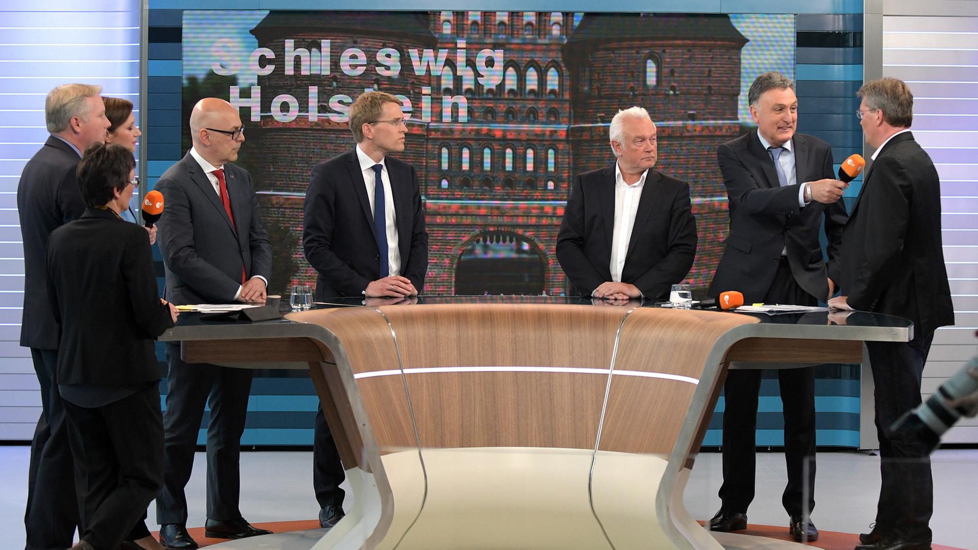 Elefantenrunde nach der Landtagswahl in Schleswig-Holstein am 7. Mai 2017 im Kieler Wahlstudio: mit Monika Heinold / Bündnis 90/Die Grünen, Jörg Nobis / AfD, der Moderatorin, Torsten Albig / SPD, Daniel Günther / CDU, Wolfgang Kubicki / FDP, dem Moderator und Lars Harms / SSW Elefantenrunde nach der Landtagswahl in Schleswig-Holstein am 7. Mai 2017 im Kieler Wahlstudio: mit Monika Heinold / Bündnis 90/Die Grünen, Jörg Nobis / AfD, der Moderatorin, Torsten Albig / SPD, Daniel Günther / CDU, Wolfgang Kubicki / FDP, dem Moderator und Lars Harms / SSW
