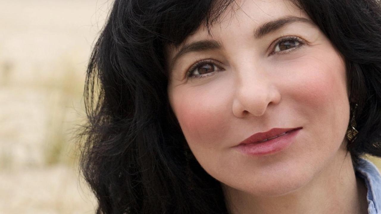 Mely Kiyak steht in einem Feld und schaut freundlich in die Kamera Mely Kiyak steht in einem Feld und schaut freundlich in die Kamera