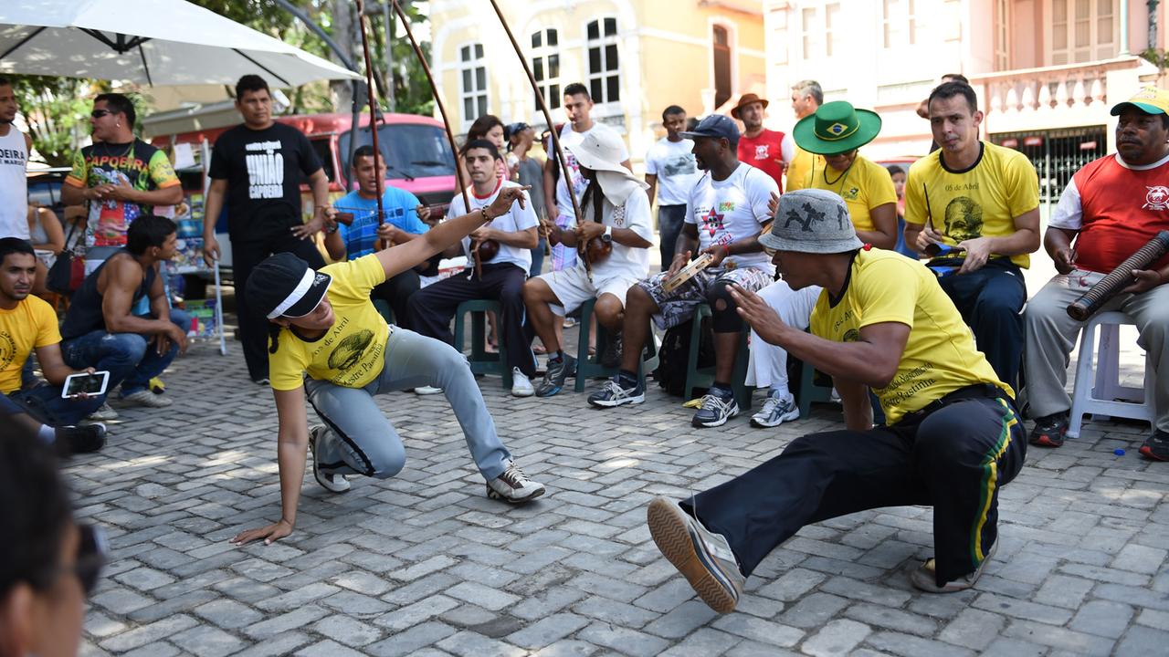 Straßentänzer in Manaus, Brasilien, tanzen Capoeira. Straßentänzer in Manaus, Brasilien, tanzen Capoeira.