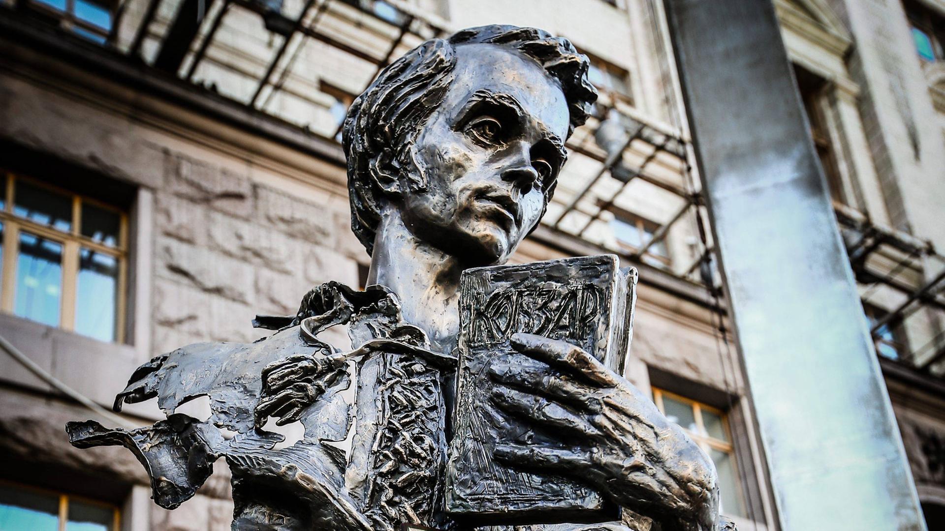 Eine Büste des ukrainischen Nationaldichters Taras Schewtschenko auf dem Nesaleschnosti Platz in Kiew Eine Büste des ukrainischen Nationaldichters Taras Schewtschenko auf dem Nesaleschnosti Platz in Kiew