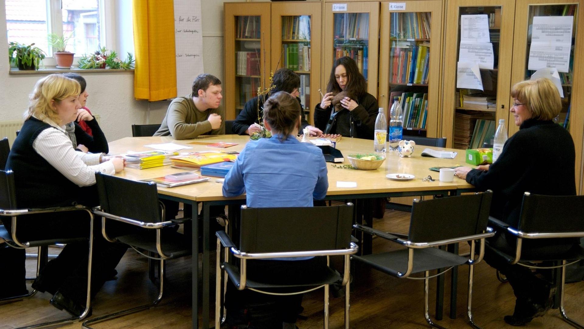 Runder Tisch im Lehrerzimmer Gezielte Kommunikation aus der Schule heraus ist wichtig. Sie kann Eltern die Entscheidung für eine Schule erleichtern. Eine gute Öffentlichkeitsarbeit kann Schule auch verändern. Runder Tisch im Lehrerzimmer Gezielte Kommunikation aus der Schule heraus ist wichtig. Sie kann Eltern die Entscheidung für eine Schule erleichtern. Eine gute Öffentlichkeitsarbeit kann Schule auch verändern.