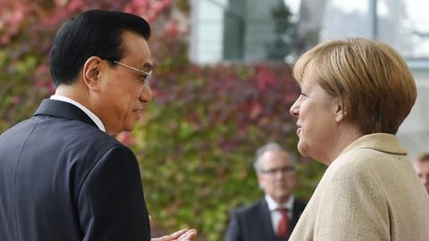 Bundeskanzlerin Angela Merkel begrüßt am 10. Oktober 2014 den chinesischen Ministerpräsidenten Li Keqiang zu den deutsch-chinesischen Gesprächen in Berlin.