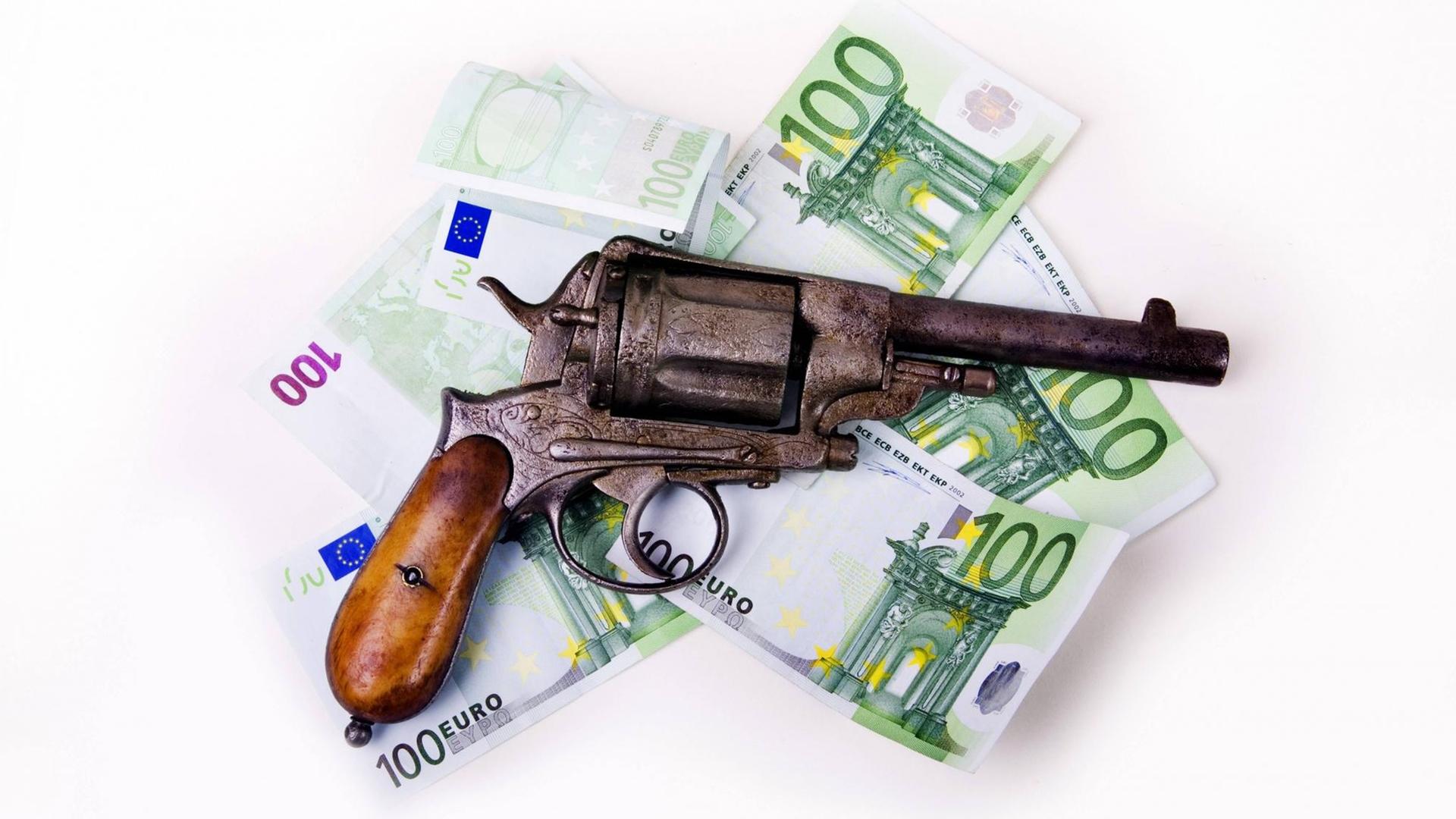 Organisierte Kriminalität - Revolver auf Geldscheinen
