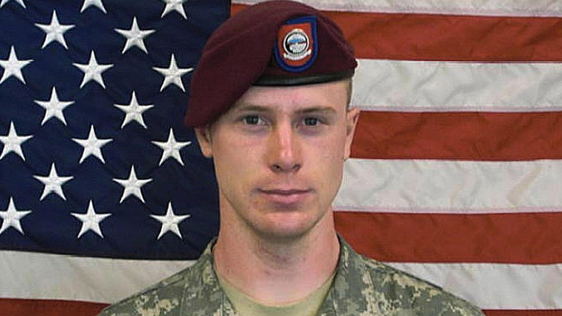 Bowe Bergdahl in olivfarbenem Militäranzug vor der US-Flagge Bowe Bergdahl in olivfarbenem Militäranzug vor der US-Flagge