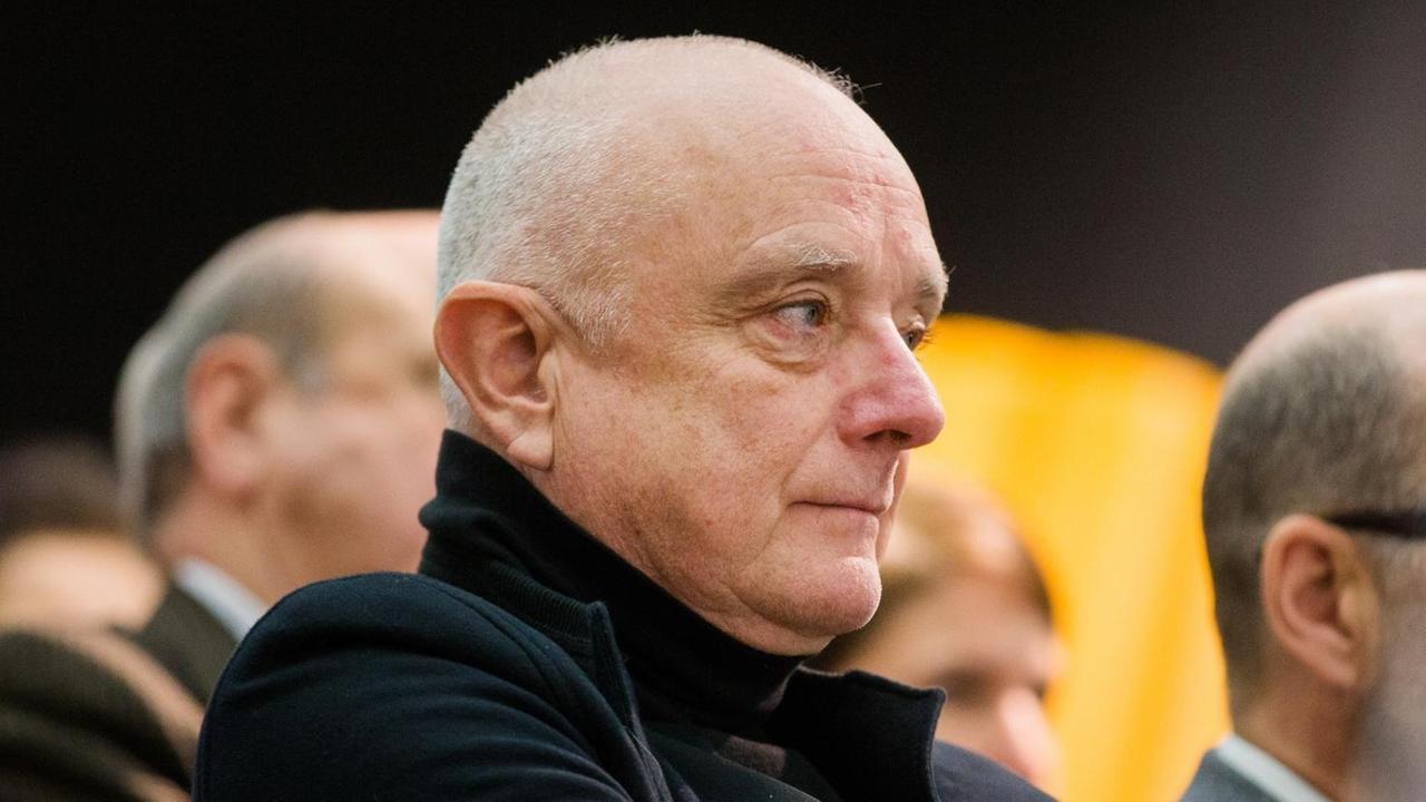 Frank Michael Zeidler, Vorsitzender des Deutschen Künstlerbundes, verfolgt ein Symposium in einem Kölner Kunsthaus. Frank Michael Zeidler, Vorsitzender des Deutschen Künstlerbundes, verfolgt ein Symposium in einem Kölner Kunsthaus.