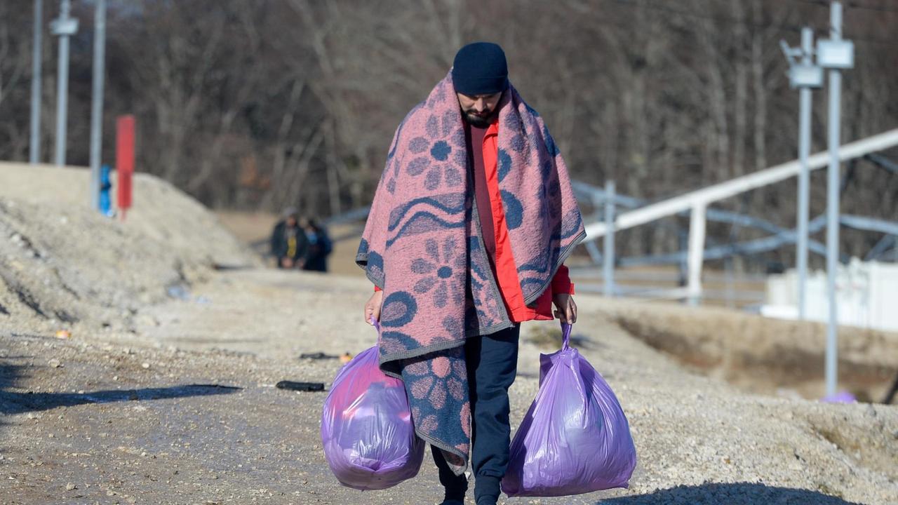 Flüchlting in der Nähe des Flüchtlingscamps Lipa nache Bihac in Bosnien