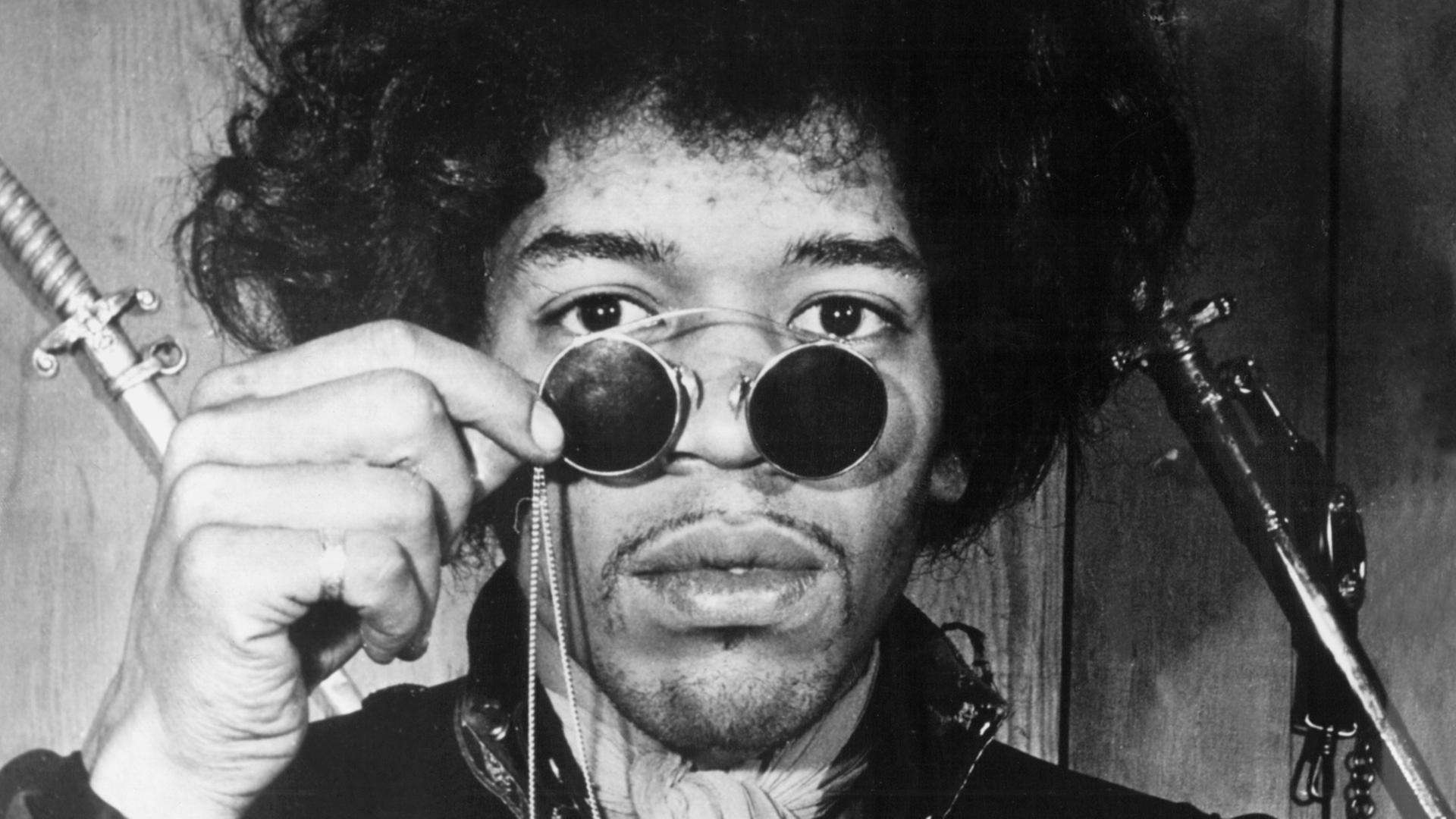 Porträt des US-amerikanischen Rocksängers und Gitarristen Jimi Hendrix, aufgenommen in seiner Londoner Wohnung (undatierte Aufnahme). Porträt des US-amerikanischen Rocksängers und Gitarristen Jimi Hendrix, aufgenommen in seiner Londoner Wohnung (undatierte Aufnahme).