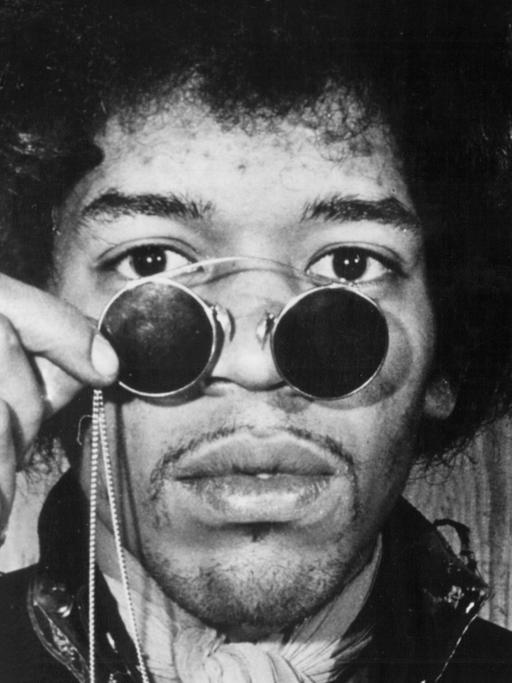 Porträt des US-amerikanischen Rocksängers und Gitarristen Jimi Hendrix, aufgenommen in seiner Londoner Wohnung (undatierte Aufnahme).