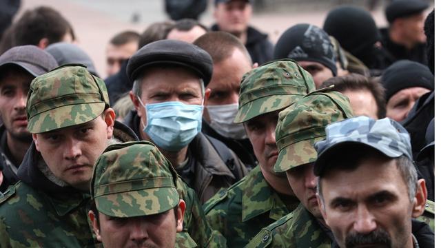 Prorussische Aktivisten mit Uniformen