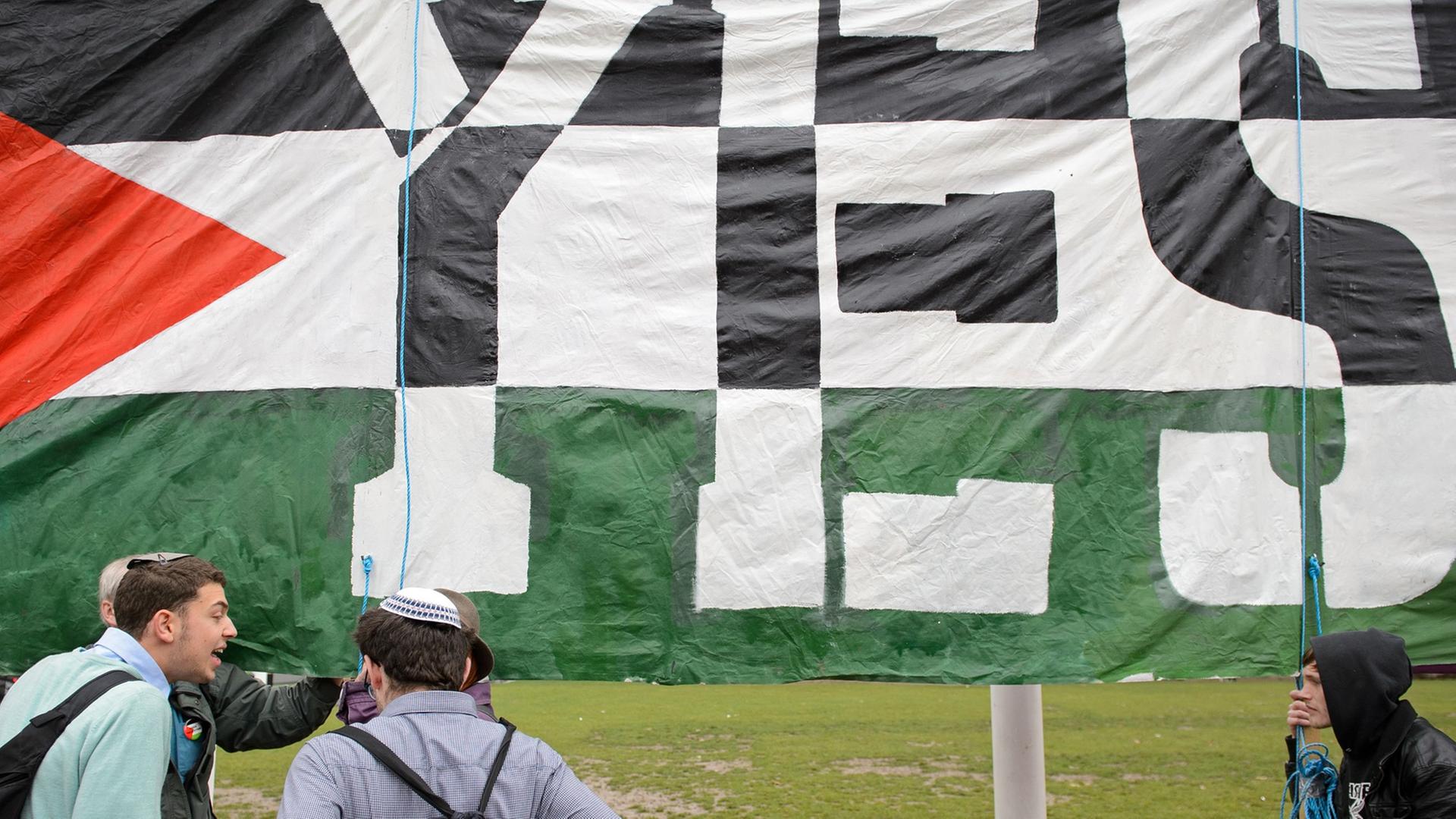 Eine Flagge des palästinensischen Staates mit einer "Yes"-Aufschrift Eine Flagge des palästinensischen Staates mit einer "Yes"-Aufschrift