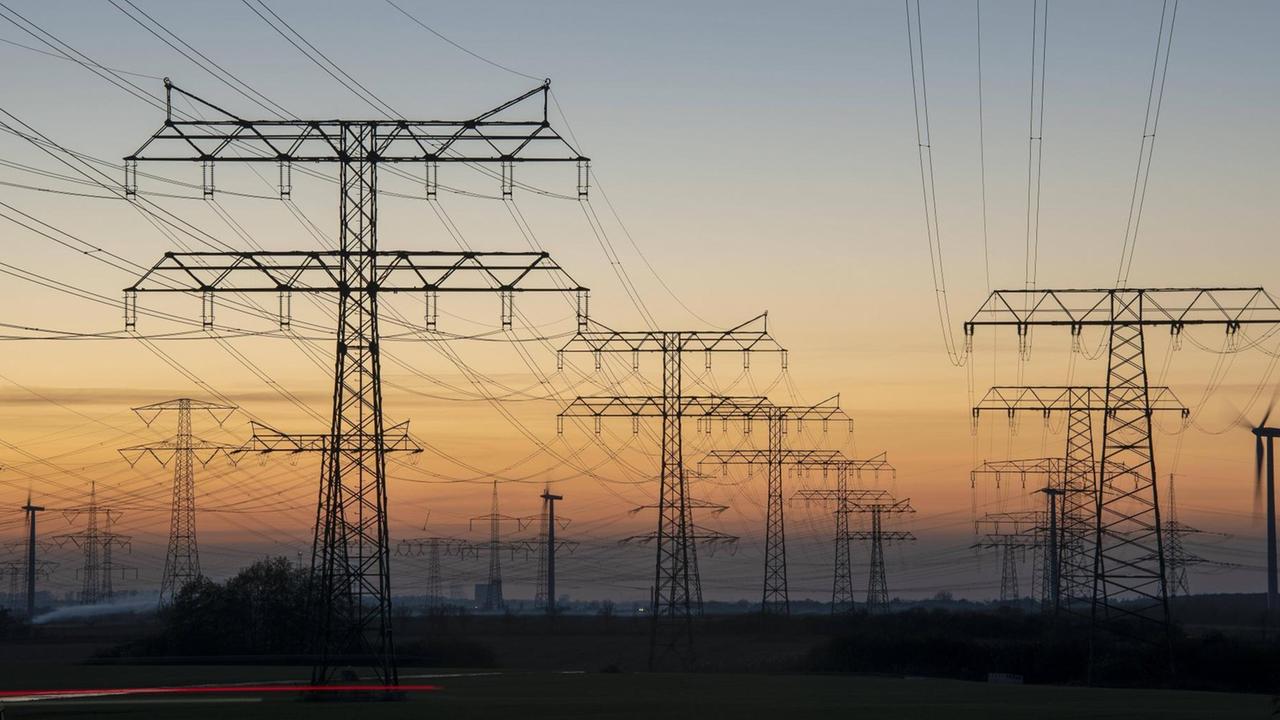 Starkstrommasten, Stromleitungen am Umspannwerk Wolmirstedt, Sachsen-Anhalt, Deutschland, Europa *** Power poles, power lines at Wolmirstedt substation, Saxony-Anhalt, Germany, Europe Copyright: imageBROKER/StephanxSchulz iblssz05948651.jpg Bitte beachten Sie die gesetzlichen Bestimmungen des deutschen Urheberrechtes hinsichtlich der Namensnennung des Fotografen im direkten Umfeld der Veröffentlichung! Starkstrommasten, Stromleitungen am Umspannwerk Wolmirstedt, Sachsen-Anhalt, Deutschland, Europa *** Power poles, power lines at Wolmirstedt substation, Saxony-Anhalt, Germany, Europe Copyright: imageBROKER/StephanxSchulz iblssz05948651.jpg Bitte beachten Sie die gesetzlichen Bestimmungen des deutschen Urheberrechtes hinsichtlich der Namensnennung des Fotografen im direkten Umfeld der Veröffentlichung!