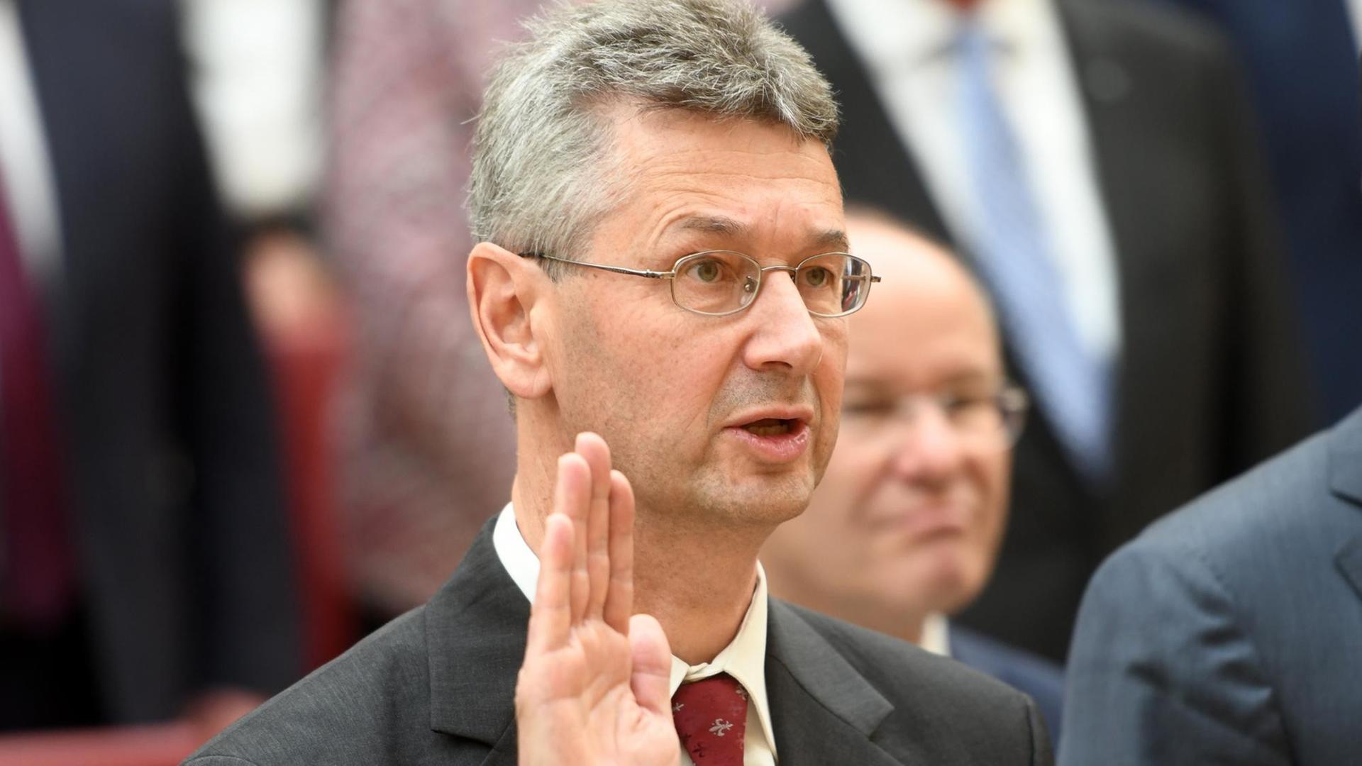 Michael Piazolo (FW), Staatsminister für Unterricht und Kultus, bei der Vereidigung des bayerischen Kabinetts im bayerischen Landtag am 12.11.2018. | Foto: Tobias Hase/dpa | Verwendung weltweit Michael Piazolo (FW), Staatsminister für Unterricht und Kultus, bei der Vereidigung des bayerischen Kabinetts im bayerischen Landtag am 12.11.2018. | Foto: Tobias Hase/dpa | Verwendung weltweit