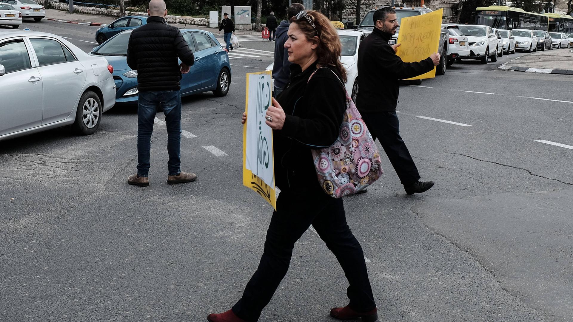 März 2017: Mitarbeiter des staatlichen israelischen Rundfunks blockieren in Jerusalem eine Kreuzung, um gegen die angekündigte Schließung des Senders zu protestieren. März 2017: Mitarbeiter des staatlichen israelischen Rundfunks blockieren in Jerusalem eine Kreuzung, um gegen die angekündigte Schließung des Senders zu protestieren.