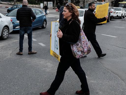 März 2017: Mitarbeiter des staatlichen israelischen Rundfunks blockieren in Jerusalem eine Kreuzung, um gegen die angekündigte Schließung des Senders zu protestieren.