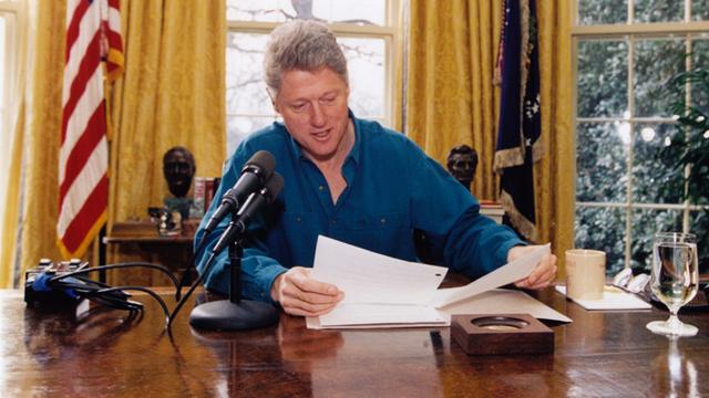 US-Präsident Bill Clinton bei einer Radioansprache am 18. Dezember 1993 im Weißen Haus