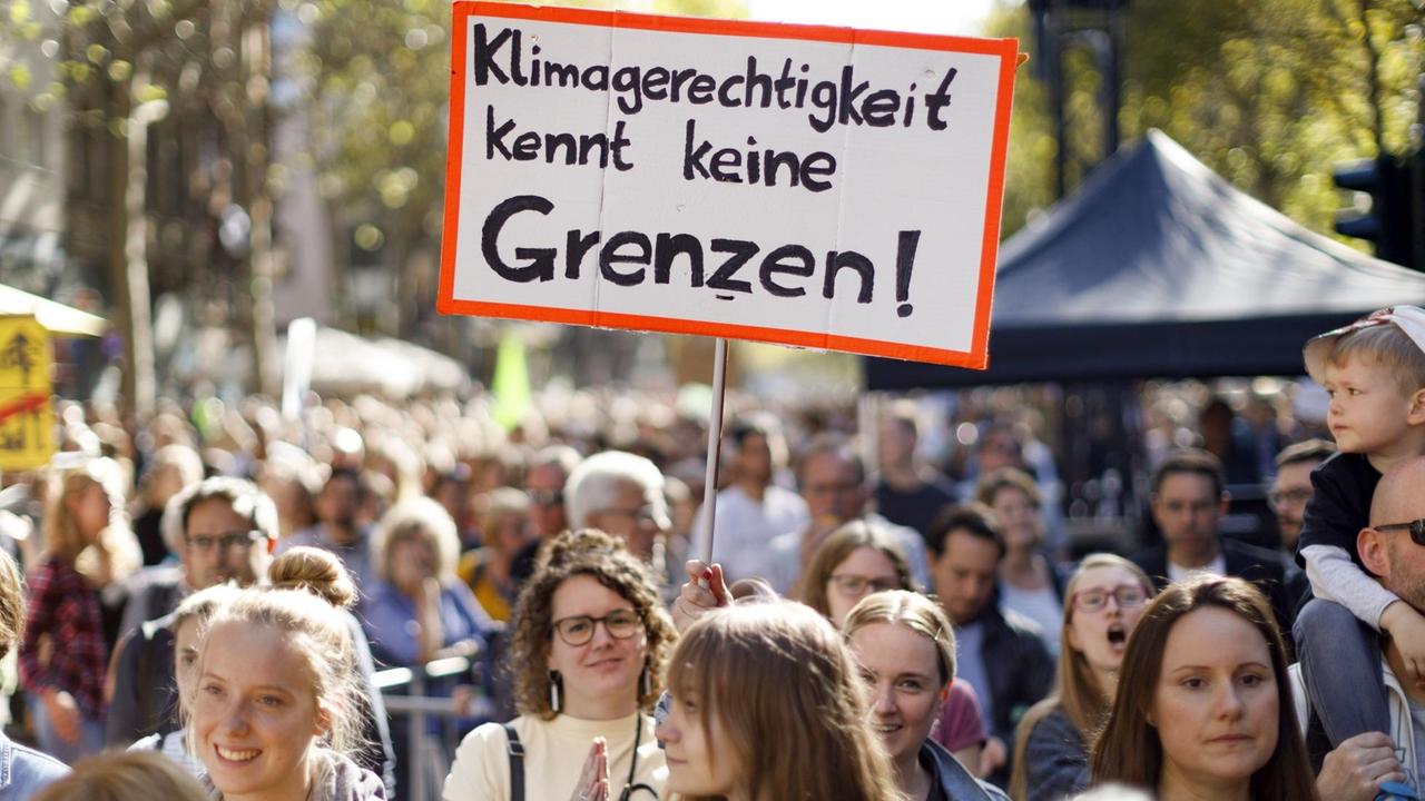 'Fridays for Future' Demonstration im Rahmen des weltweiten Klimastreiks in Köln.  