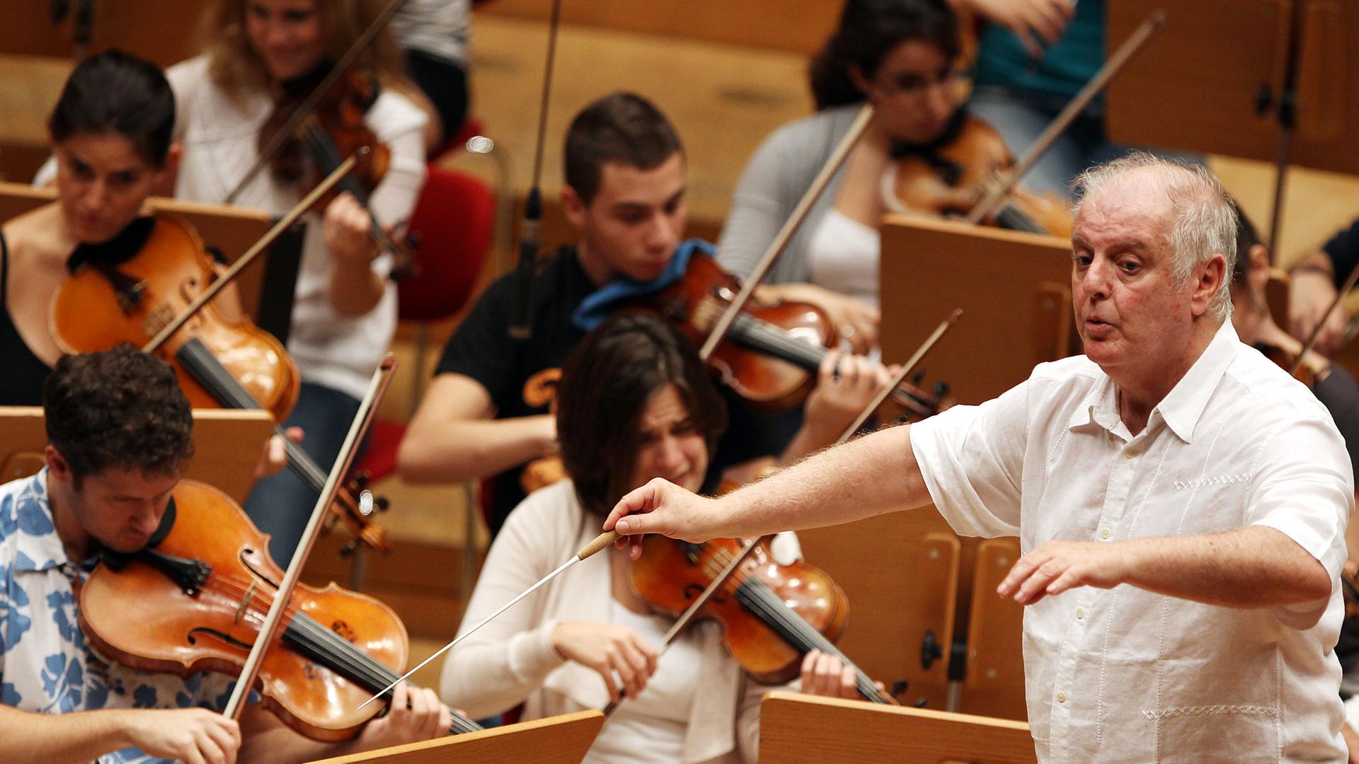 Daniel Barenboim dirigiert das West-Eastern Divan Orchestra Daniel Barenboim dirigiert das West-Eastern Divan Orchestra