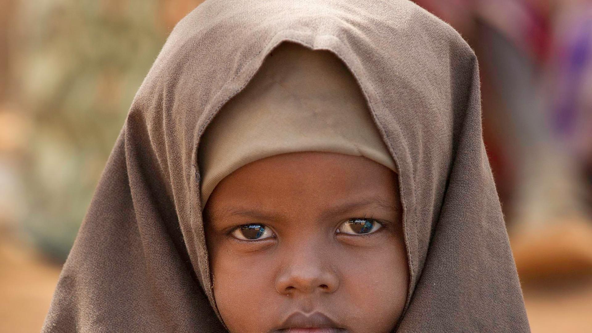 Die aus Somalia stammende 4-jährige Waise Fatima erreichte im August 2011 das Flüchtlingscamp Dadaab. Mehr als 350.000 Flüchtlinge leben hier. Die aus Somalia stammende 4-jährige Waise Fatima erreichte im August 2011 das Flüchtlingscamp Dadaab. Mehr als 350.000 Flüchtlinge leben hier.
