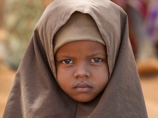 Die aus Somalia stammende 4-jährige Waise Fatima erreichte im August 2011 das Flüchtlingscamp Dadaab. Mehr als 350.000 Flüchtlinge leben hier.