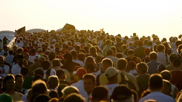 Fans strömen nach einem Fußballspiel auf einer Treppe im Abendlicht zur U-Bahnstation Froettmaning. Fans strömen nach einem Fußballspiel auf einer Treppe im Abendlicht zur U-Bahnstation Froettmaning.