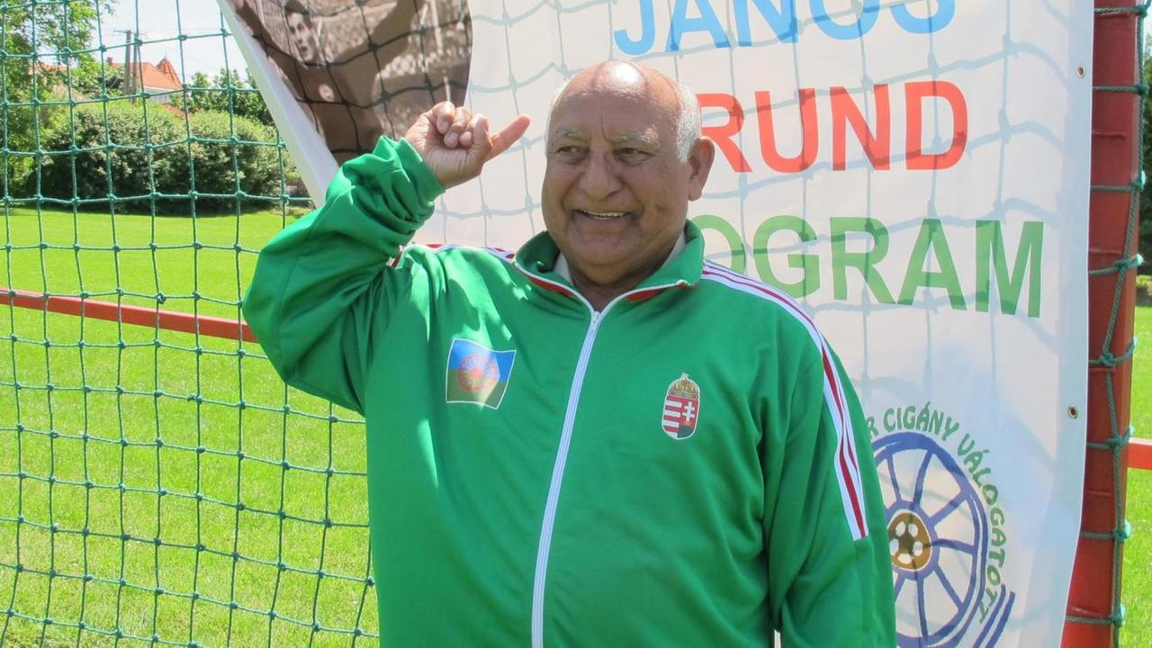 Der Fußballaktivist Istvan Mezei steht im Trainigsdress vor einem Fußballtor. Der Fußballaktivist Istvan Mezei steht im Trainigsdress vor einem Fußballtor.