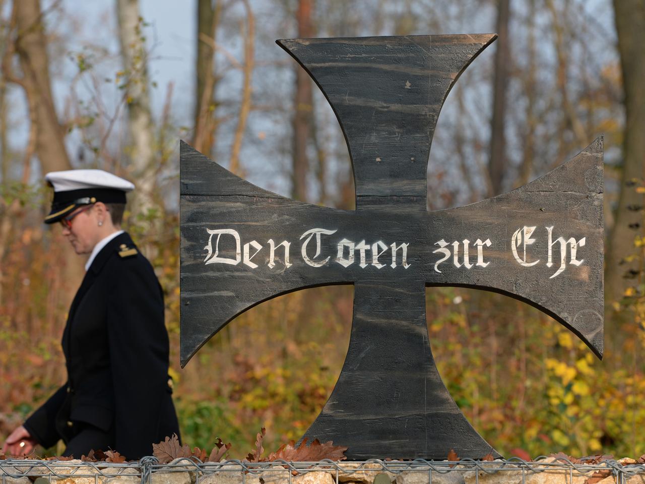 Ein Kreuz mit der Aufschrift "Den Toten zur Ehr" auf der Gedenkstätte "Wald der Erinnerung".