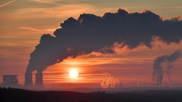 Blick auf das Kohlekraftwerk Lippendorf südlich von Leipzig in der Abendsonne