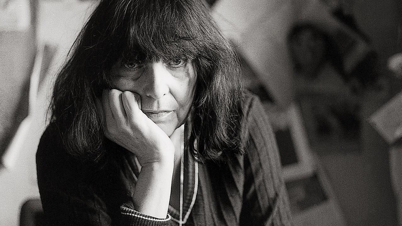 Schwarzweiß-Portrait von Friederike Mayröcker im Jahr 1984. Sie hat das Gesicht in die linke Hand gestützt.