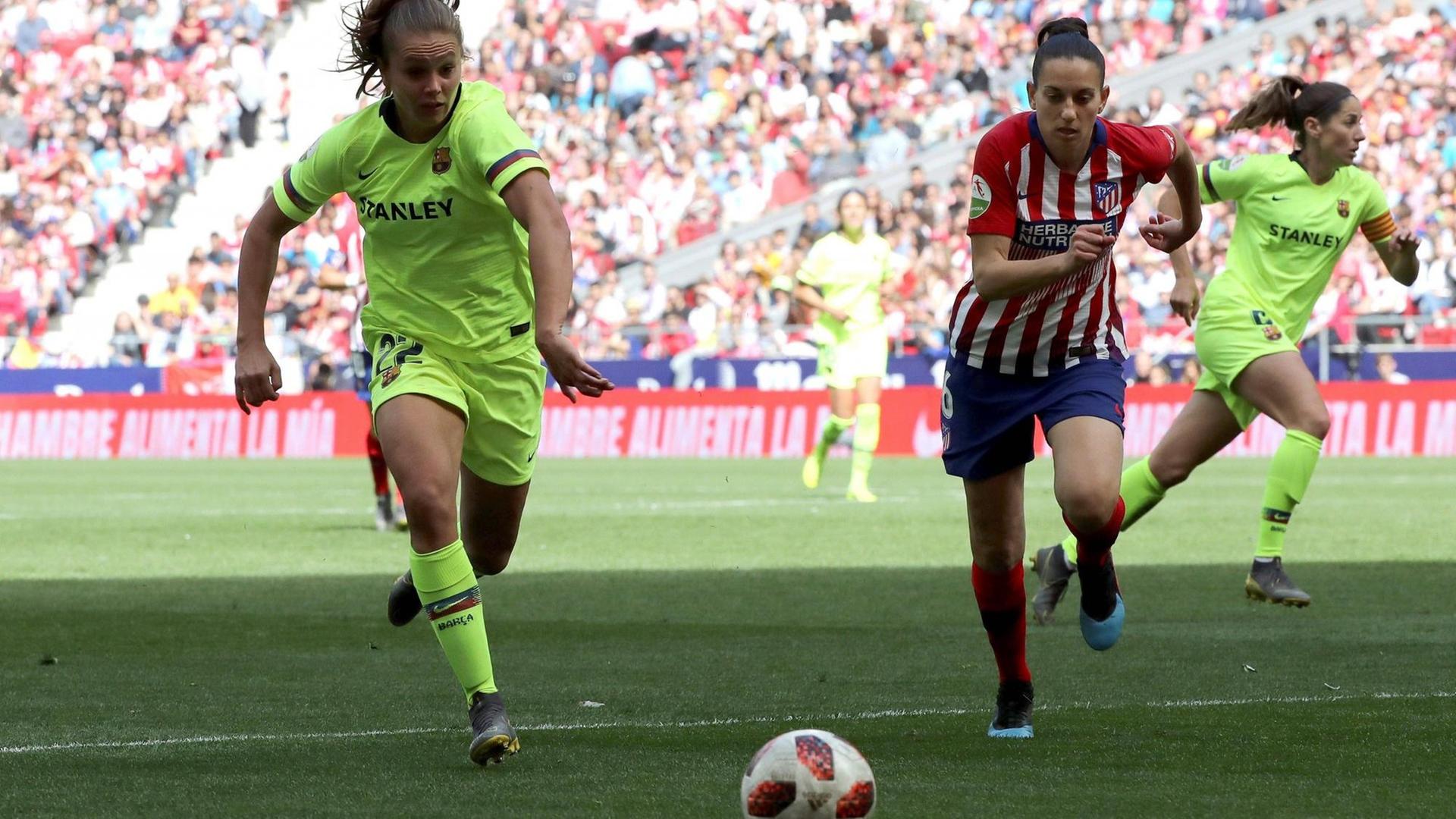 Lieke Martens (l.) vom FC Barcelona gegen Losada von Atlético Madrid. Lieke Martens (l.) vom FC Barcelona gegen Losada von Atlético Madrid.