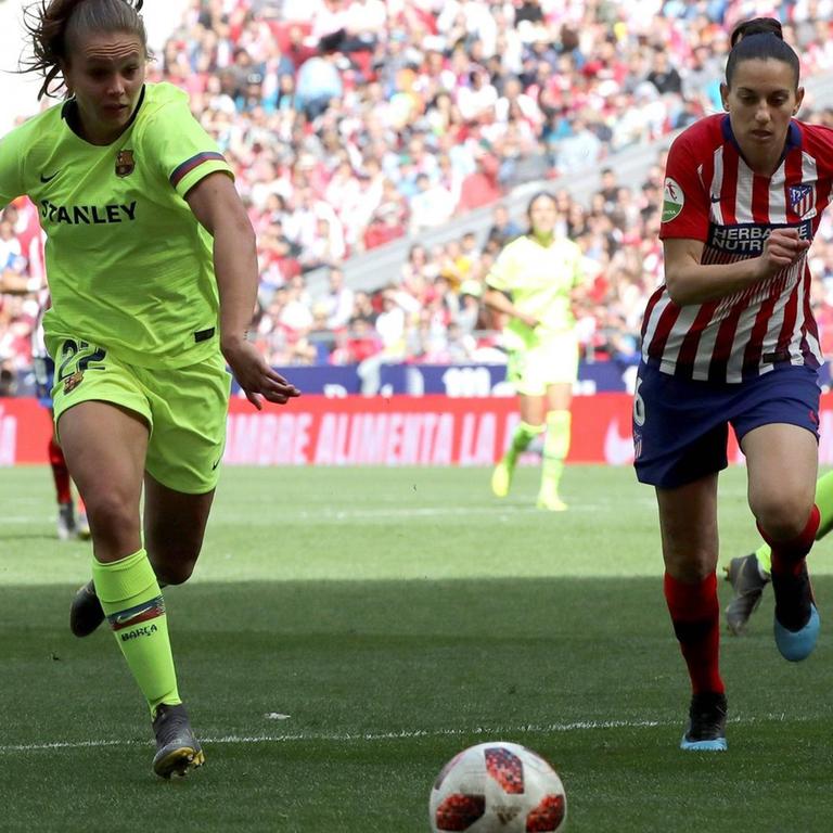 Lieke Martens (l.) vom FC Barcelona gegen Losada von Atlético Madrid. Lieke Martens (l.) vom FC Barcelona gegen Losada von Atlético Madrid.