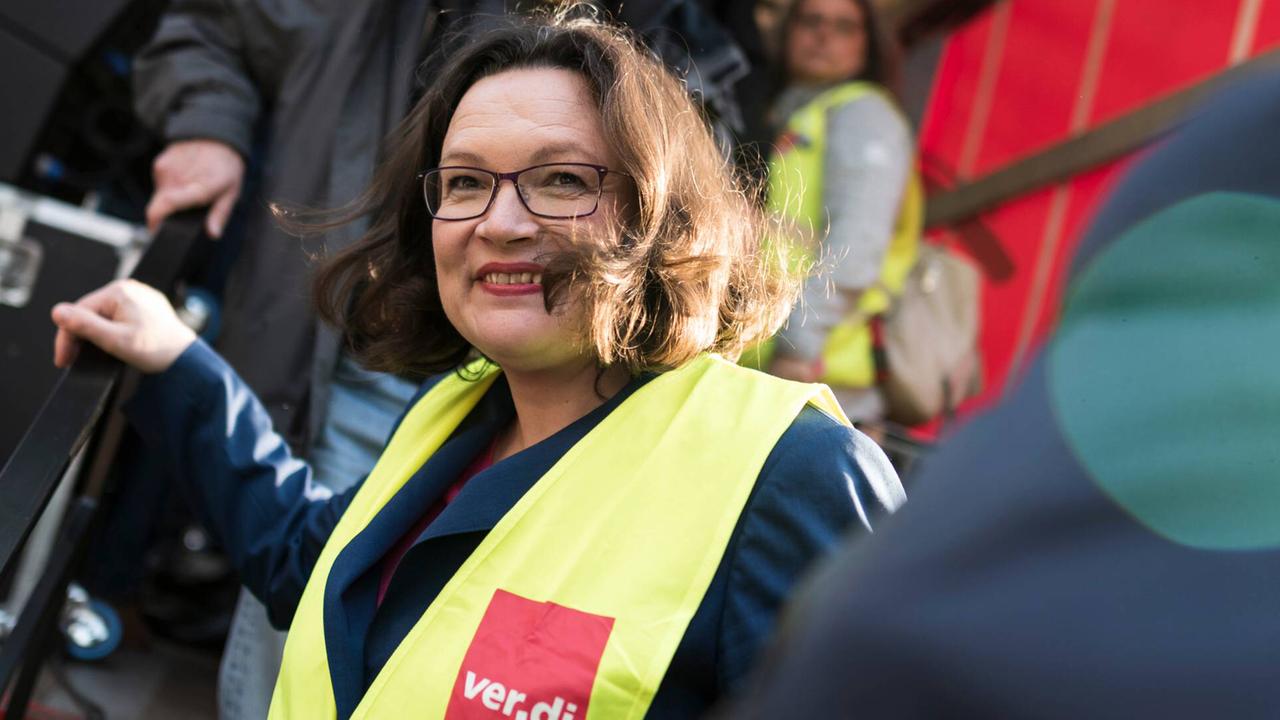 Kurz zuvor noch Arbeitsministerin: Andrea Nahles im Rahmen der Demonstration gegen die Verleihung des Axel Springer Award 2018 an Amazon-Gründer Jeff Bezos. Kurz zuvor noch Arbeitsministerin: Andrea Nahles im Rahmen der Demonstration gegen die Verleihung des Axel Springer Award 2018 an Amazon-Gründer Jeff Bezos.