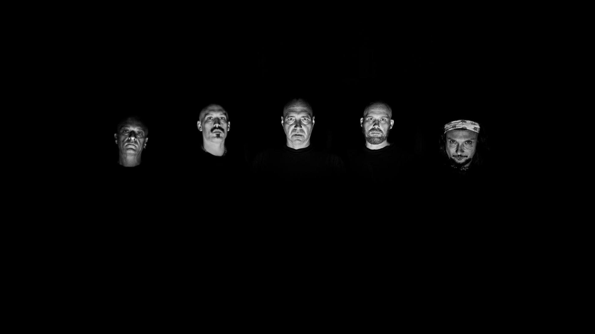 Auf dem Bild ist die Black Metal Band Mayhem zu sehen. Auf dem Foto sind nur ihre Köpfe zu sehen Auf dem Bild ist die Black Metal Band Mayhem zu sehen. Auf dem Foto sind nur ihre Köpfe zu sehen